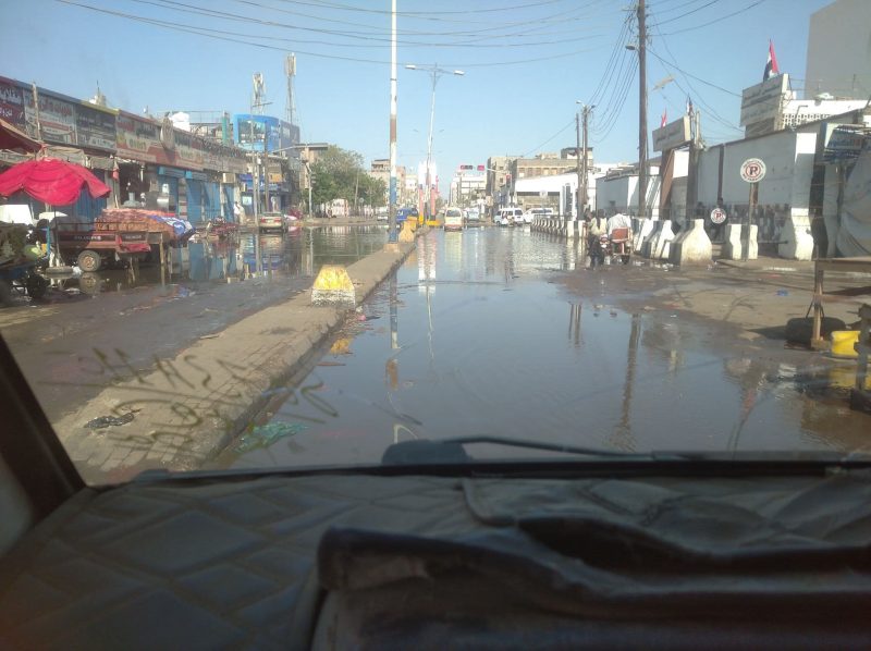 عدن.. شوارع الشيخ عثمان تغرق بمياه الصرف الصحي