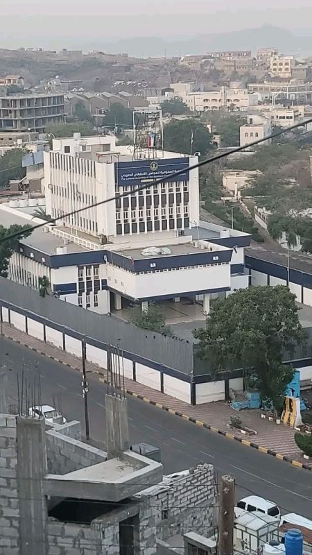 بتوجيهات العليمي، إزالة صور الزبيدي من مبنى الجمعية العمومية للمجلس الانتقالي المنحل