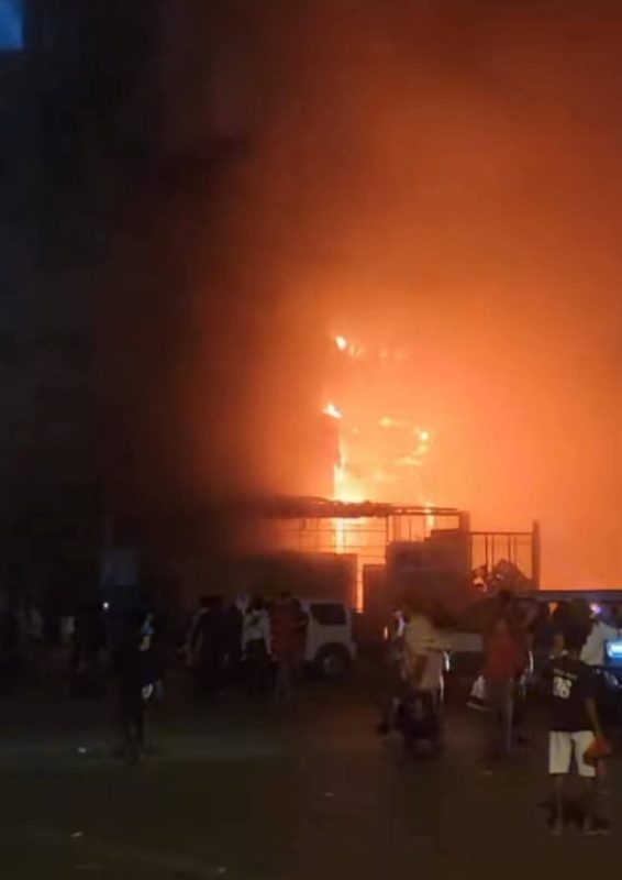 عدن.. حريق هائل يلتهم أحد المحلات بالمنصورة