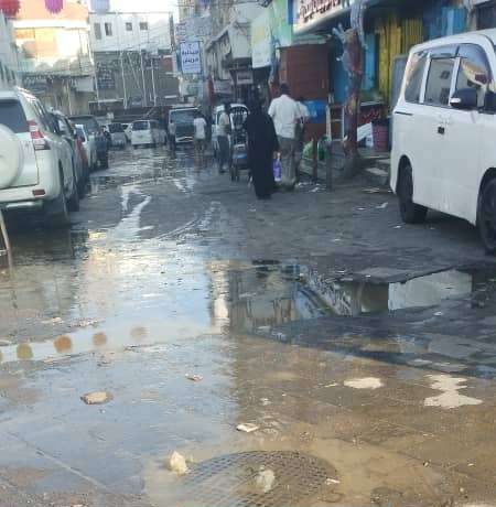 عدن.. كريتر تغرق بمياه الصرف الصحي