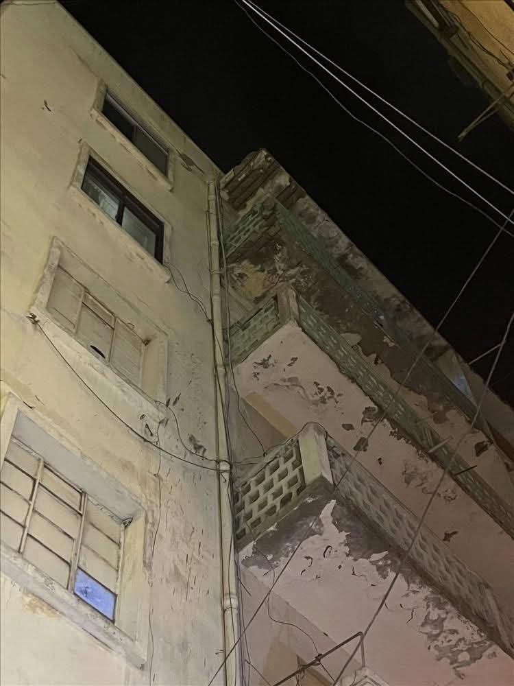 عدن.. إصابة طفلة بجروح خطيرة جراء سقوط واجهة مبنى بالمعلا