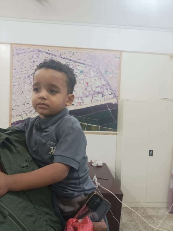 مواطنون يعثرون على طفل تائه بالقرب من شرطة الدرين بالشيخ عثمان