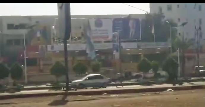 عدن.. قوات أمنية تزيل صور الزبيدي من على منصة ساحة العروض