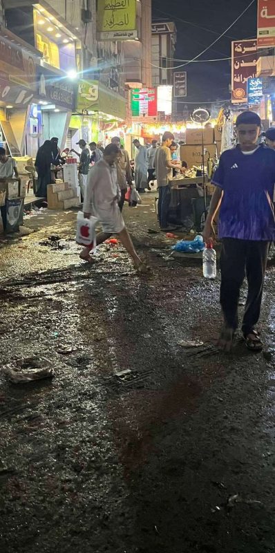 عدن.. سوق الطويل بكريتر يغرق بمياه الصرف الصحي