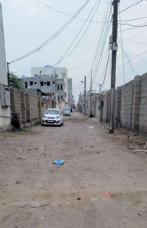 عدن.. إهمال مزمن يحول شوارع وحارات ريمي إلى مجموعة من الحفر