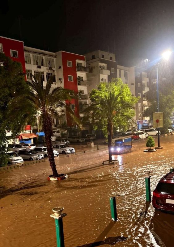 عدن.. مواطنون يدعون إلى تحرك عاجل لمواجهة الوضع مع استمرار تجمع مياه الأمطار في الشوارع