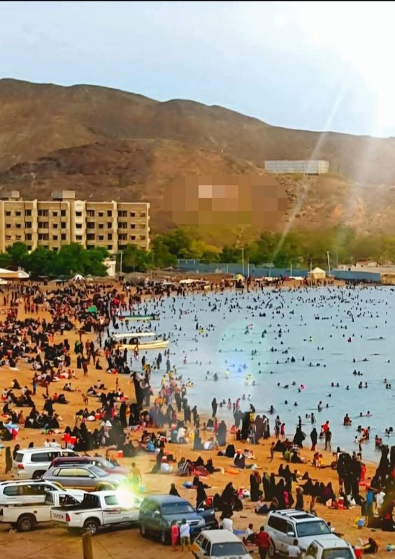 مواطنون بعدن.. لأول مرة لم نُسأل عن بطائقنا ومناطقنا من قبل نقاط التفتيش على مدخل سواحل جولد مور