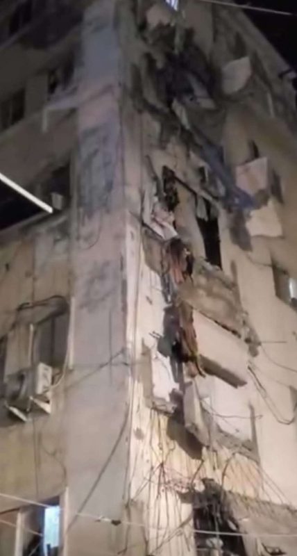 عدن.. انهيار خمس بلكونات في عمارة قديمة بشارع مدرم في المعلا