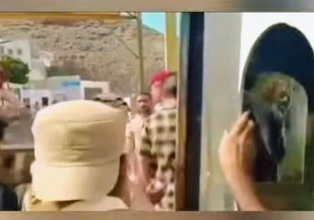 تصعيد خطير في عدن.. مسلحون يتبعون الانتقالي المنحل يقتحمون مقراً عاد للحكومة