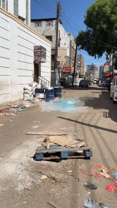 عدن.. الأمطار تسبب هبوطا أرضيا بأحد شوارع الشيخ عثمان