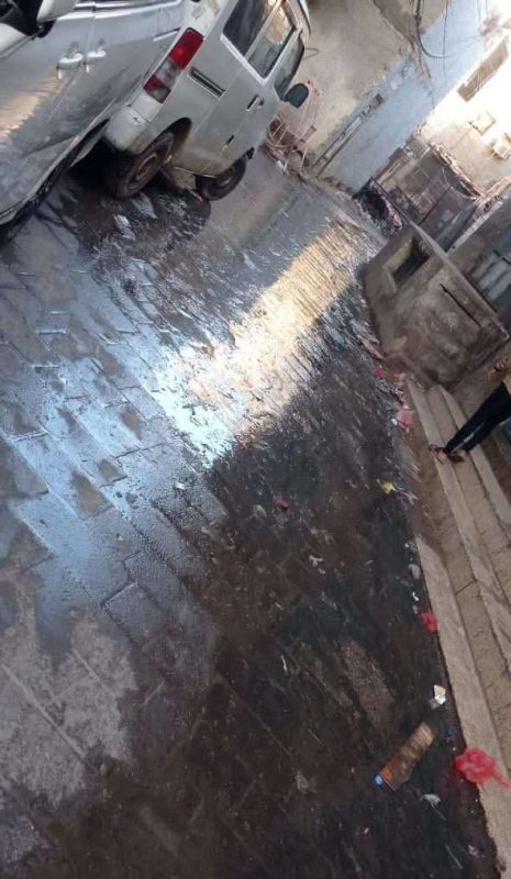 عدن.. مياه الصرف الصحي تجتاح منطقة الخساف بكريتر وسط مناشدات للسلطة المحلية