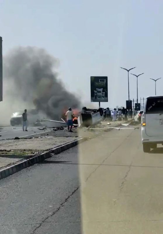 عدن.. احتراق سيارة جراء اصطدامها بعمود إنارة في الخط البحري قبل قليل