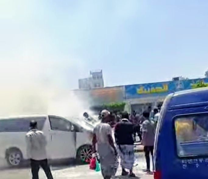عدن.. احتراق باص بشكل مفاجئ في شارع الرضا بالمنصورة