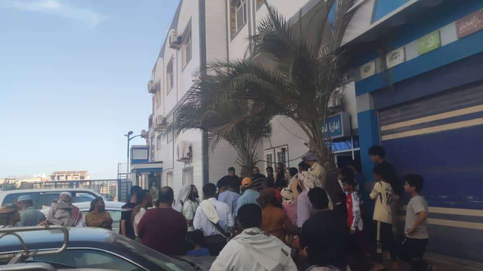 العشرات من مرضى السرطان ينفذون وقفة احتجاجية أمام مقر شركة المفلحي للمطالبة بستعادة أموالهم