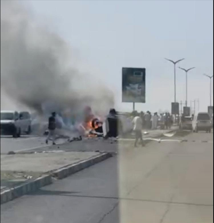 عدن.. سقوط عدد من الجرحى في حادث مروري مروع على طريق المملاح