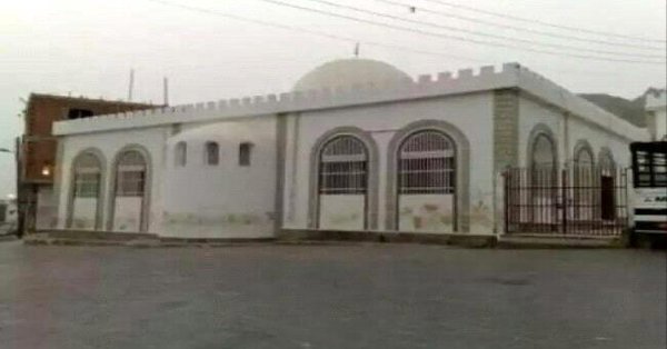 عدن.. اقتحام أحد المساجد بالمنصورة لإقامة مراسم عقد