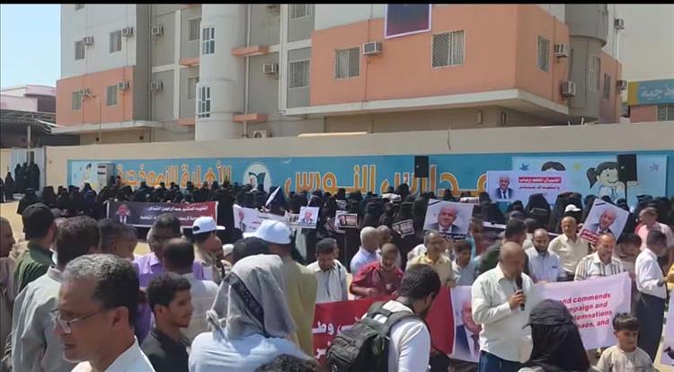 عدن.. وقفة احتجاجية حاشدة للمطالبة بالقبض على قتلة الشاعر