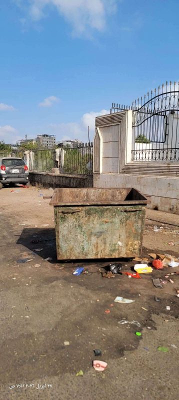 عدن.. صور للمخلفات خارج حاويات القمامة تثير استياء المواطنين