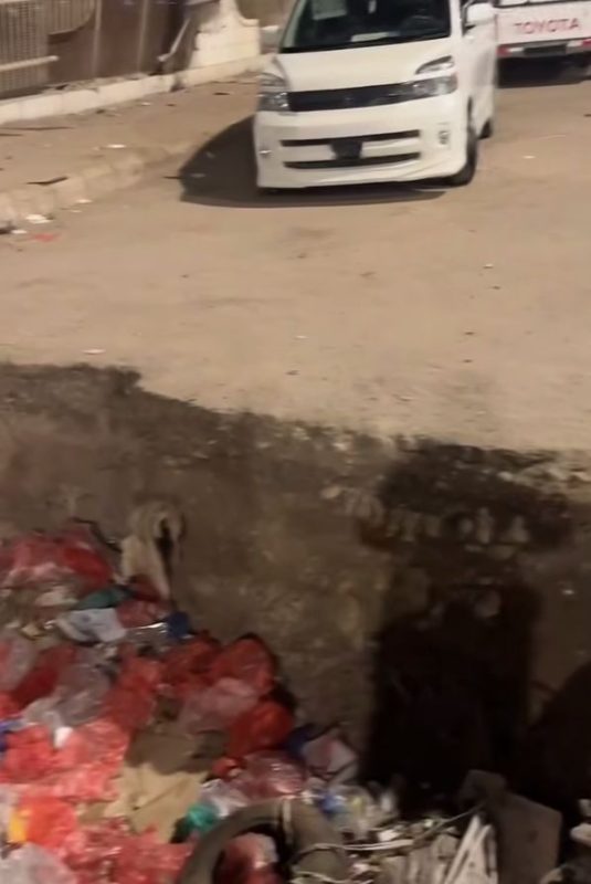 عدن.. شكاوي من حفرة تهدد حياة المارة بالمنصورة