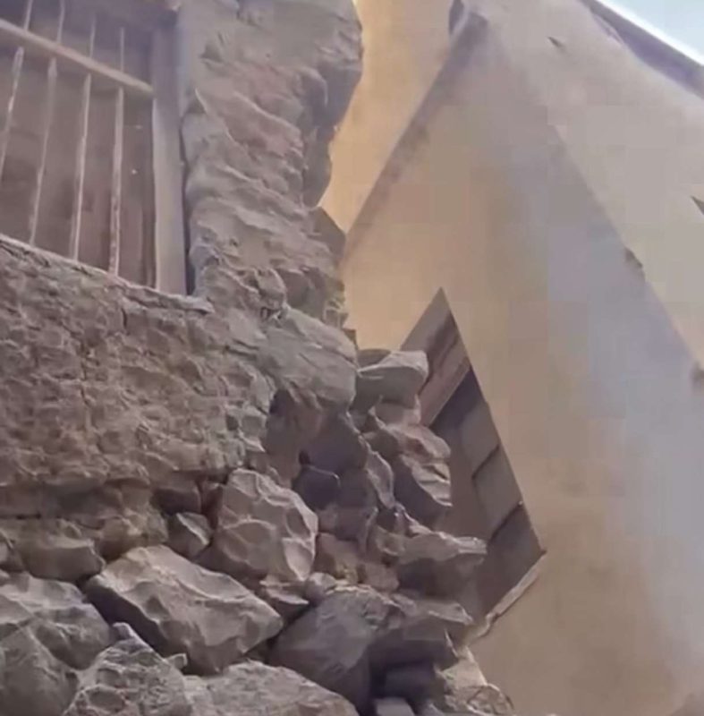 عدن.. مبان قديمة تتهدد حياة المواطنين وسط صمت السلطات بالمدينة