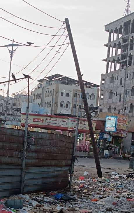 عدن.. عمود كهرباء مائل يهدد حياة المواطنين بالشيخ عثمان