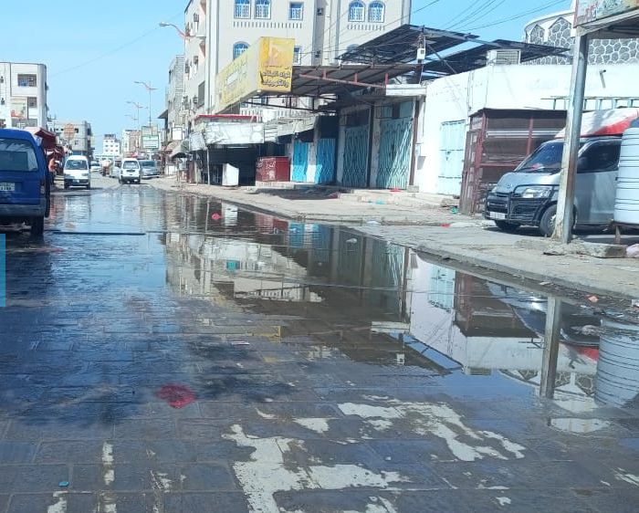 عدن.. مياه المجاري تغرق الشوارع أمام كلية العلوم الإدارية بالشعب