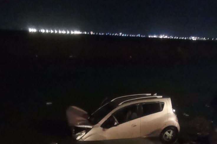 عدن.. انحراف سيارة تقودها امرأة عن طريقها وسقوطها في البحر