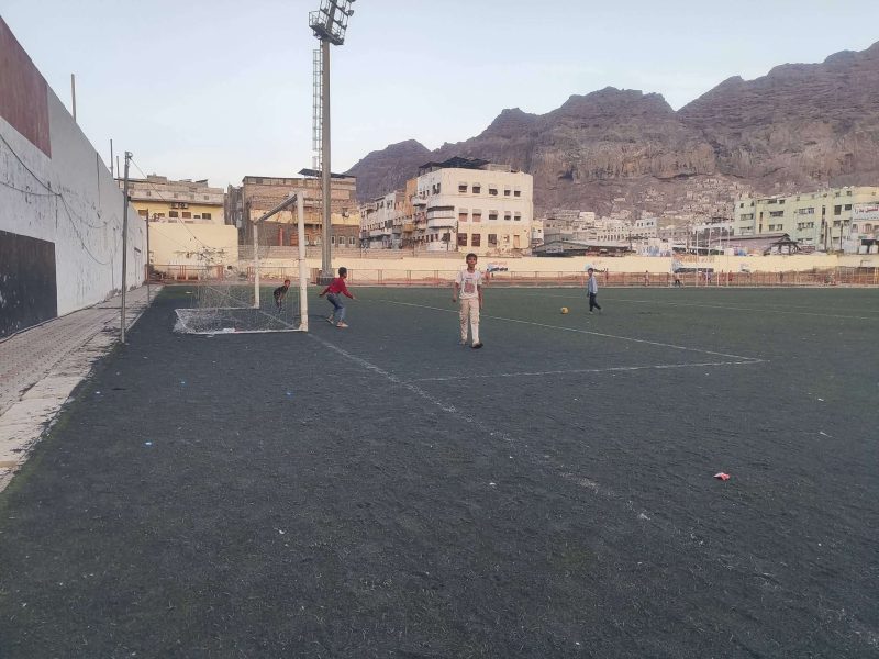 عدن.. رياضيون يدعون لإعادة تأهيل ملعب نادي شمسان بعد تدهور أرضيته