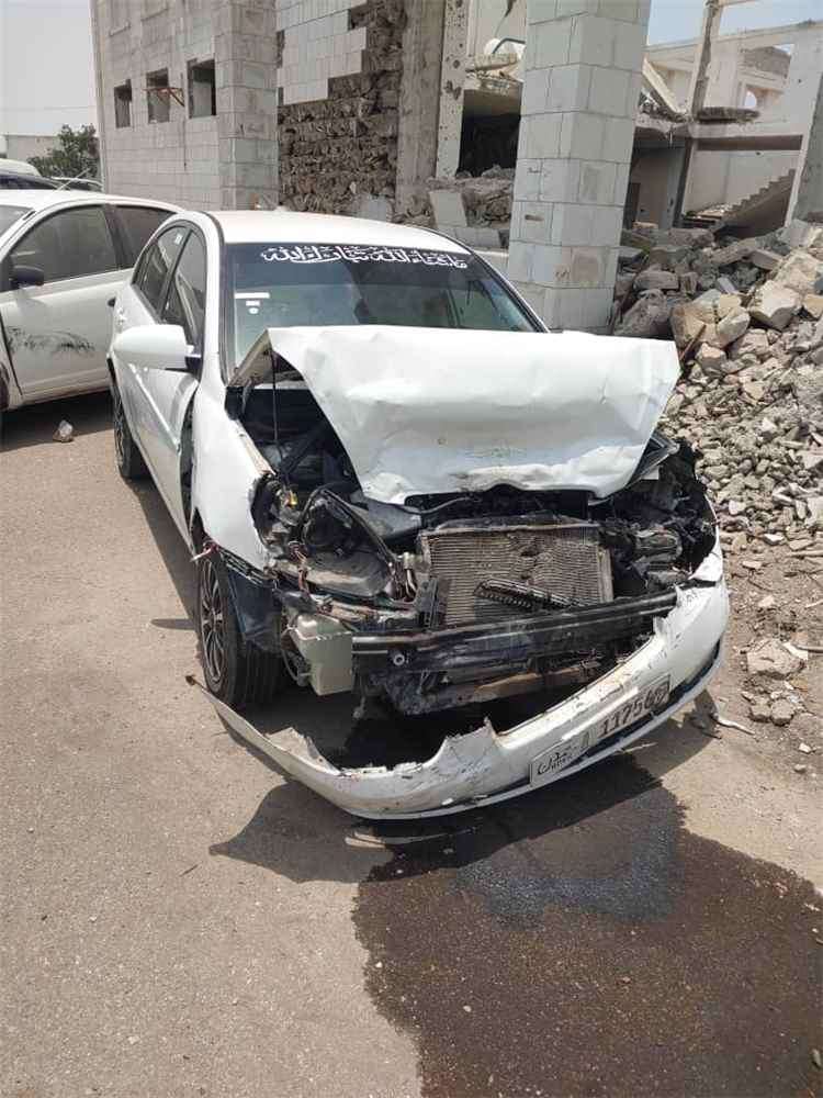عدن.. موكب لأحد المسؤولين يتسبب في حادث مروري أصيبت فيه أسرة كاملة