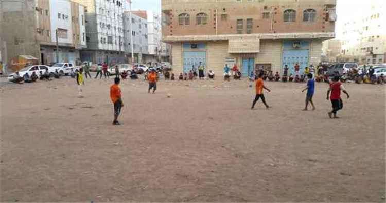 عدن.. مناشدات لوقف متنفذ يحاول البسط على ملعب شعبي بالمنصورة