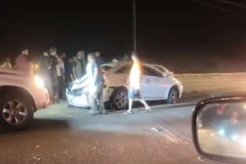 عدن.. إصابة شاب في انقلاب سيارته بخط الجسر فجر اليوم