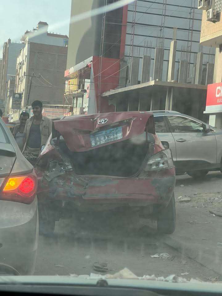 عدن.. طقم عسكري يصدم سيارة مدنية ويلحق بها أضرار كبيرة بالمنصورة