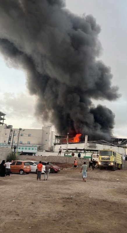 عدن.. حريق هائل يلتهم سوبر ماركت بمنطقة ريمي