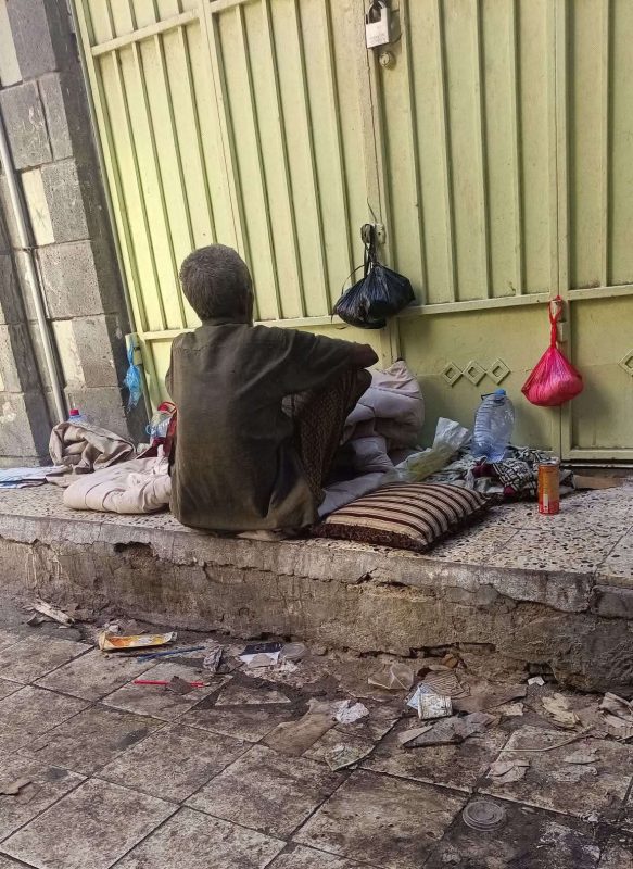 عدن.. مسن يتخذ من الشارع مسكنا بعد طرده من المسجد وسط دعوات لإنقاذ حياته