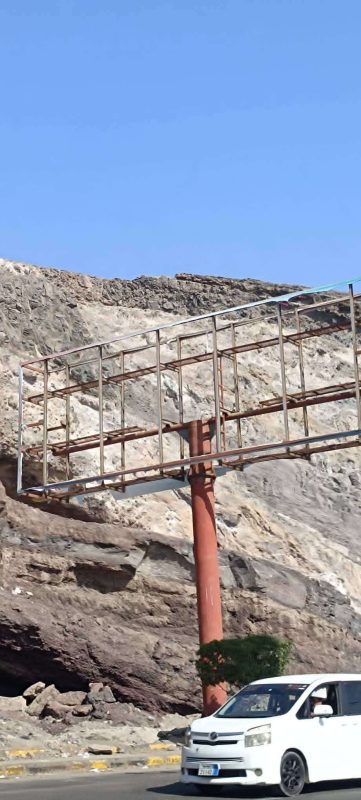 عدن.. تنظيف كريتر من بقايا صور الزبيدي بالكامل
