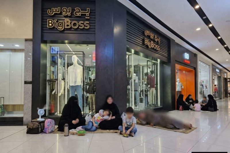 عدن.. عائلات تلجأ إلى المراكز التجارية هربا من الحر وانقطاع الكهرباء