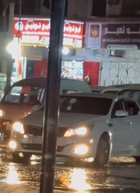 عدن.. مياه الصرف الصحي تغمر شوارع المنصورة وسط مخاوف من انتشار الأمراض