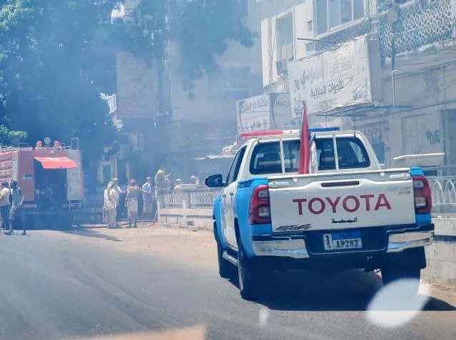 عدن.. حريق في الشارع الرئيسي بالمعلا قبل قليل