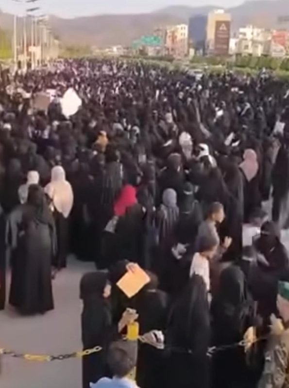 عدن.. تظاهرة نسائية حاشدة في ساحة العروض للمطالبة بتوفير الكهرباء