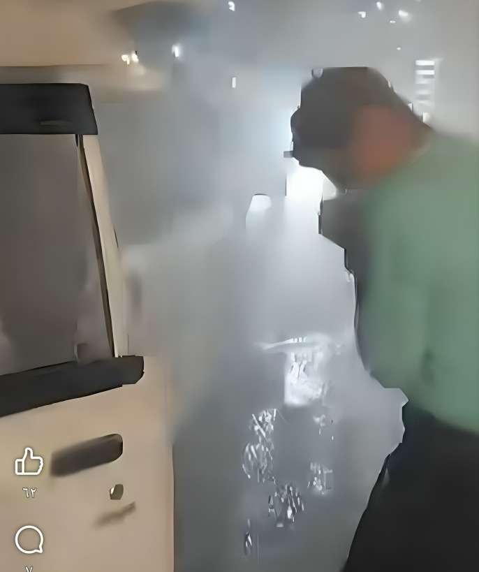 عدن.. حريق يدمر باص أحد المواطنين بالمعلا