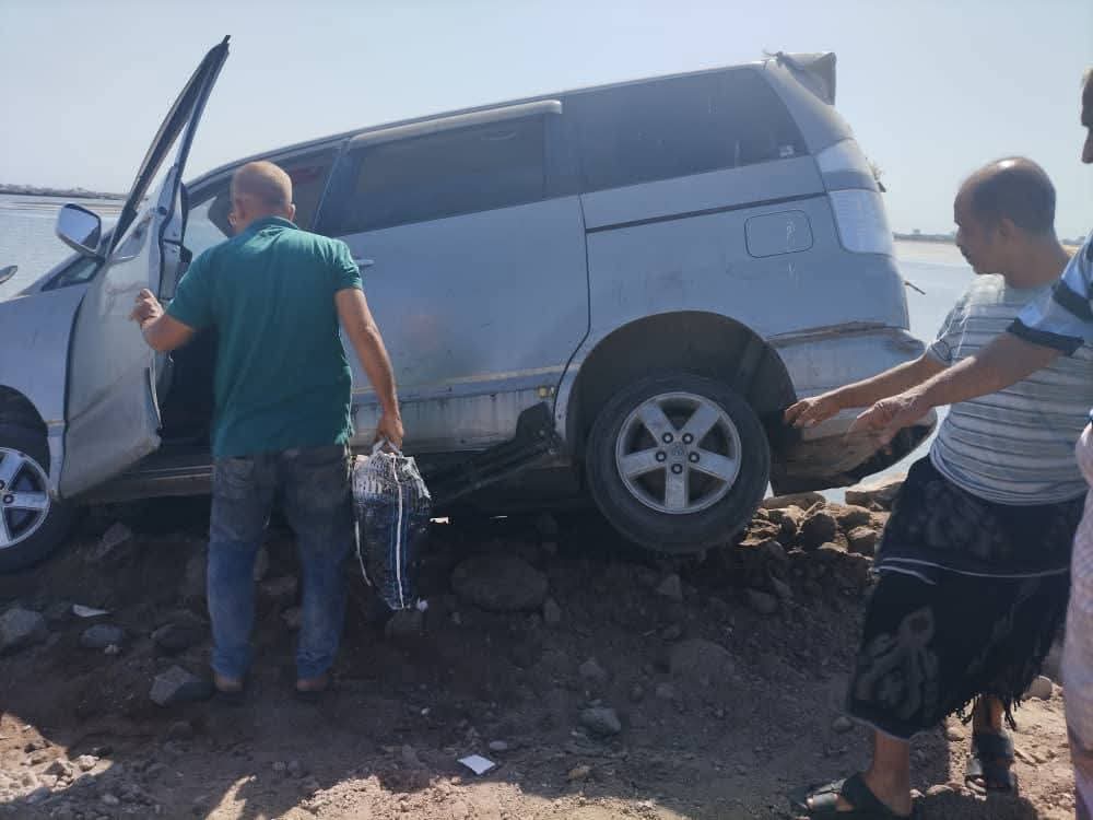 عدن.. حادث مروري على طريق الجسر قبل قليل