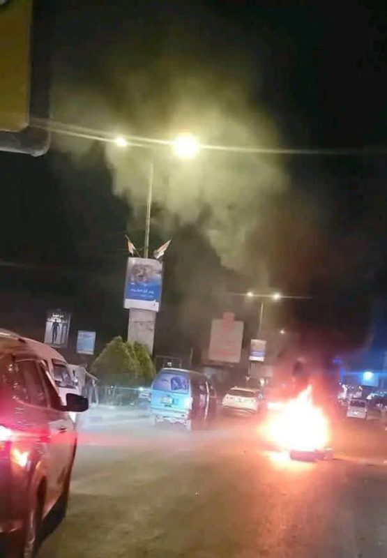 عدن.. احتجاجات شعبية غاضبة بالمنصورة الآن