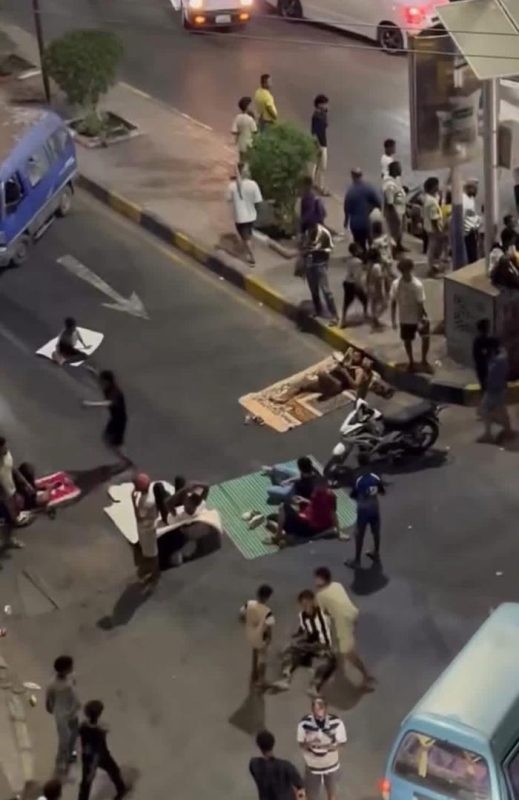 عدن.. مواطنون يفترشون الأرض في شوارع المعلا احتجاجا على انقطاع الكهرباء