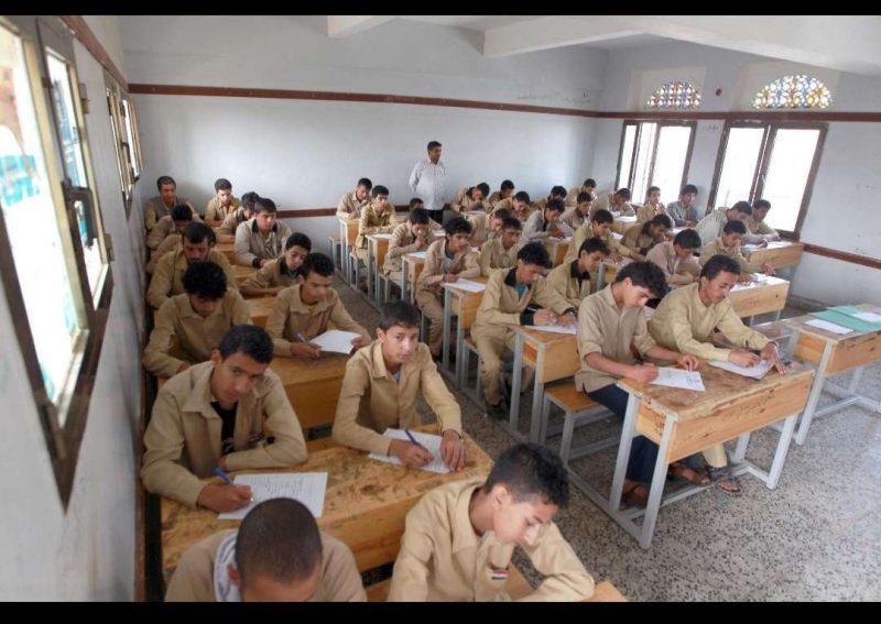 عدن.. طلاب الثانوية العامة يؤدون الامتحانات وسط أجواء ملتهبة وانقطاع تام للكهرباء