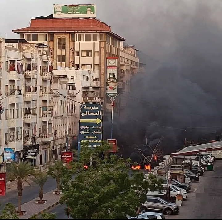 عدن.. احتجاجات واسعة بمديريتي المعلا وصيرة تنديدا بانقطاع الكهرباء