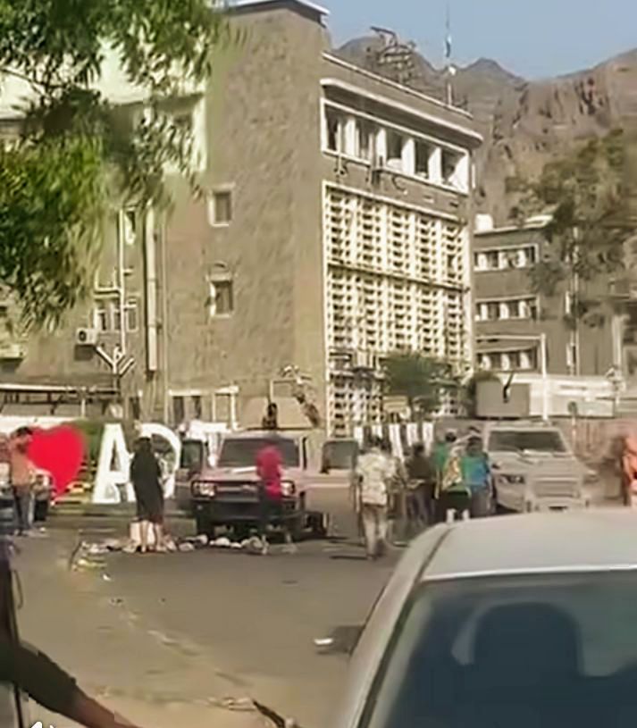عدن.. إطلاق نار بالأسلحة المتوسطة والخفيفة على المحتجين بكريتر قبل لحظات