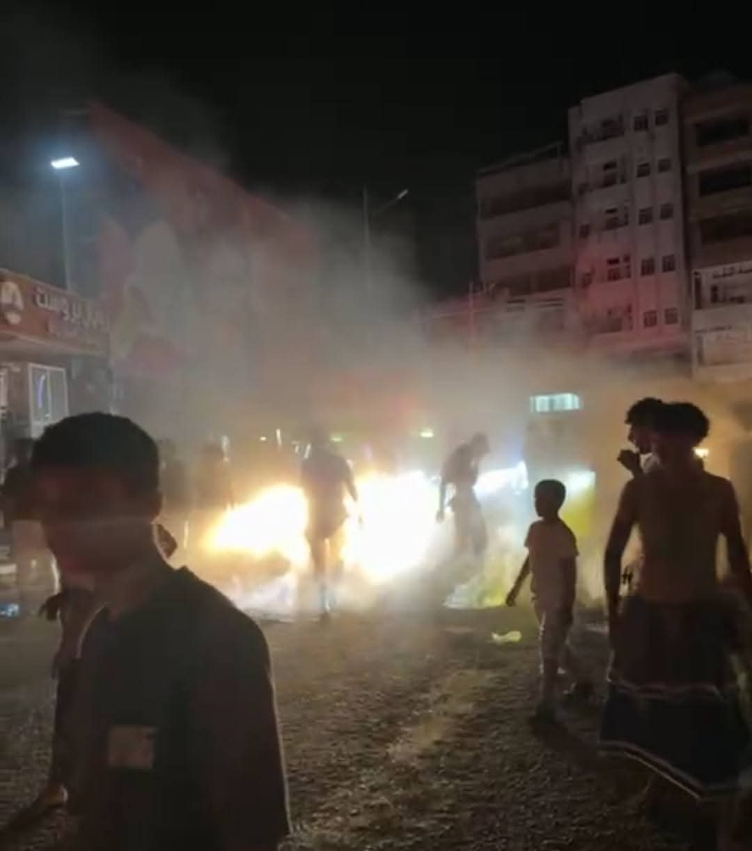 ليلة ساخنة في عدن وسط استمرار الضغب الشعبي من انقطاع الكهرباء