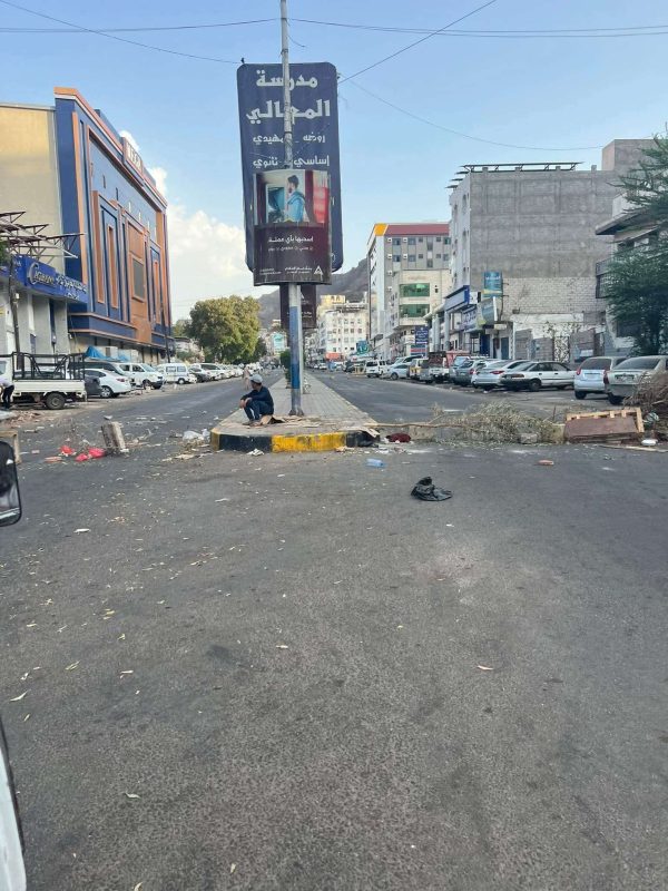 عدن.. احتجاجات وقطع للشوارع وإطلاق نار كثيف في كريتر قبل قليل