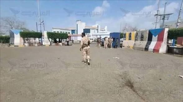عدن.. قوة عسكرية تعيد إغلاق مقر المجلس الانتقالي المنحل قبل قليل