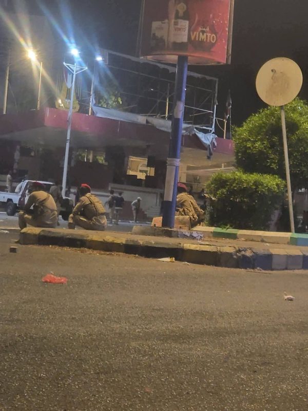 عدن.. أنباء عن وقوع اشتباكات مسلحة في محيط ساحة العروض قبل قليل